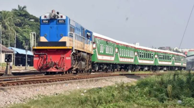 লালমনিরহাটে রেলওয়ের সড়ক বন্ধ চরম ভোগান্তিতে হাজারো মানুষ