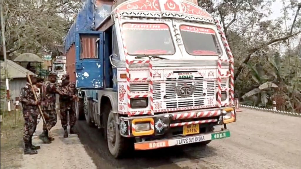 সোনামসজিদ বন্দরে ভারতীয় ট্রাকে বিজিবির অভিযান