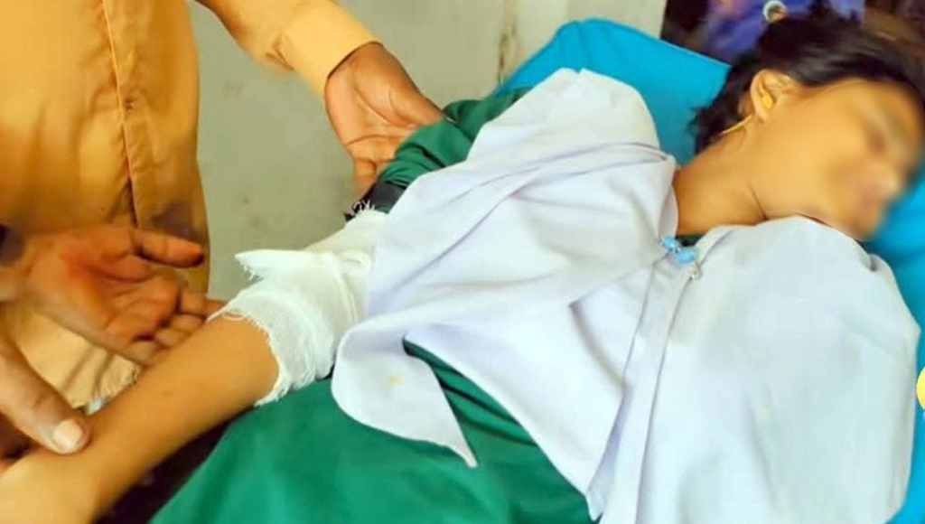 হাত ভেঙেও পরীক্ষা দিচ্ছে বিথী