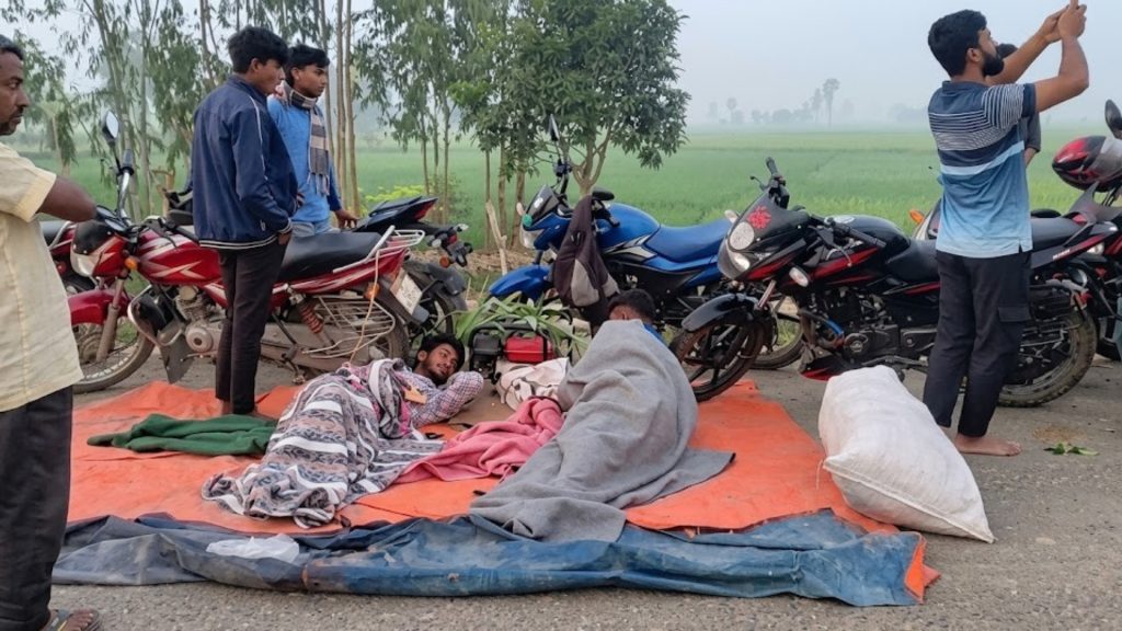 হিলিতে জ্বালানি তেলের সংকট রাতভর লাইনে মোটরসাইকেল চালকরা