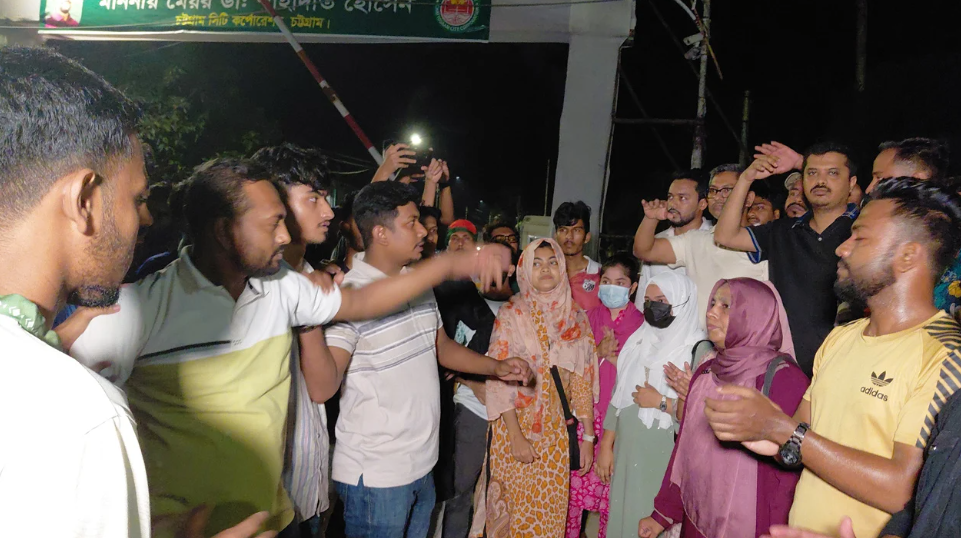 জুলাই গ্রাফিতি ঘিরে চট্টগ্রামে মুখোমুখি ছাত্রদল ও এনসিপি