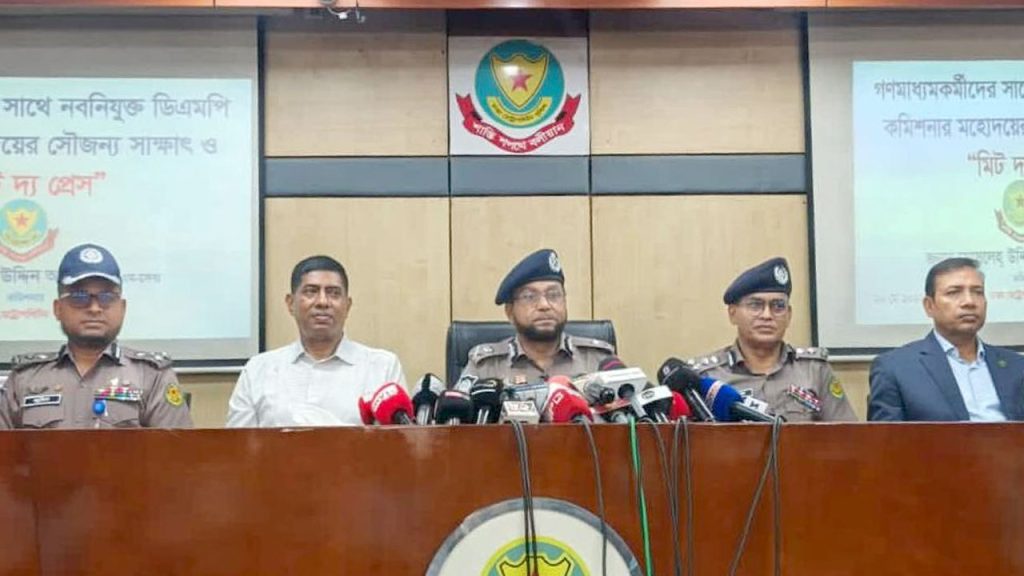 অপরাধে রাজনৈতিক পরিচয় দেখা হবে না, কঠোর অবস্থানে ডিএমপি কমিশনার