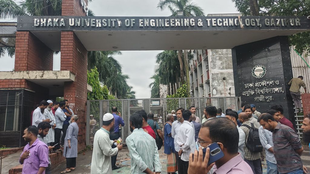 ডুয়েটে ভিসি ইস্যুতে অচলাবস্থা, মূল ফটকে তালা দিলেন শিক্ষার্থীরা