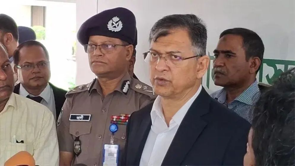 ১০ হাজার অস্ত্র এখনো জমা হয়নি, ডিসিদের কঠোর নির্দেশ স্বরাষ্ট্রমন্ত্রীর