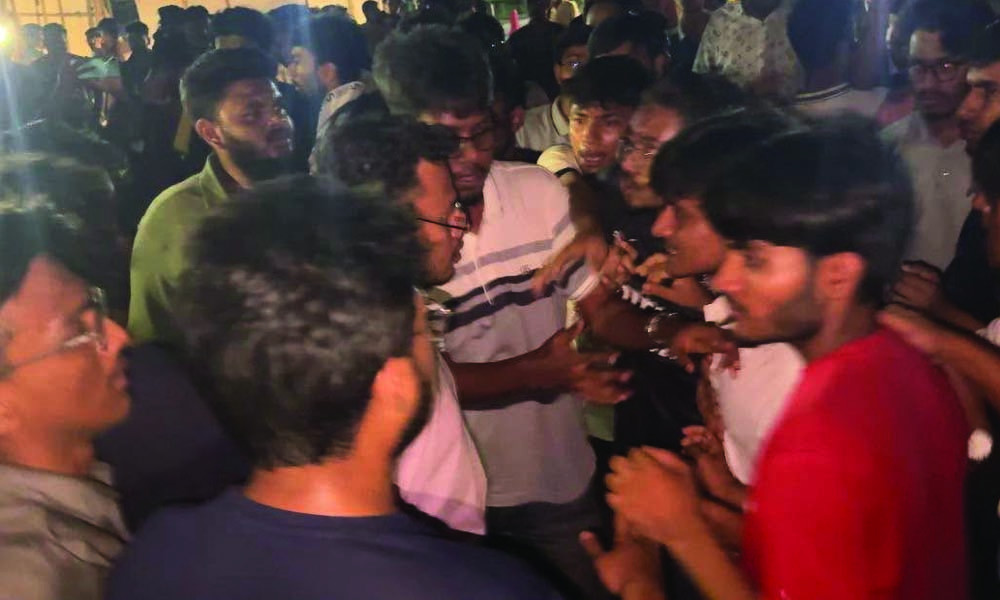 ইবিতে বাসে বাগবিতণ্ডা, রাতেই দুই বিভাগের সংঘর্ষে আহত ৬