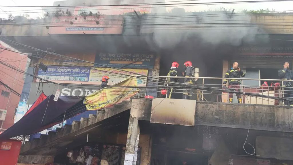 ভোরের আগুনে পুড়ল বিজয় সরণির কলমিলতা বাজার