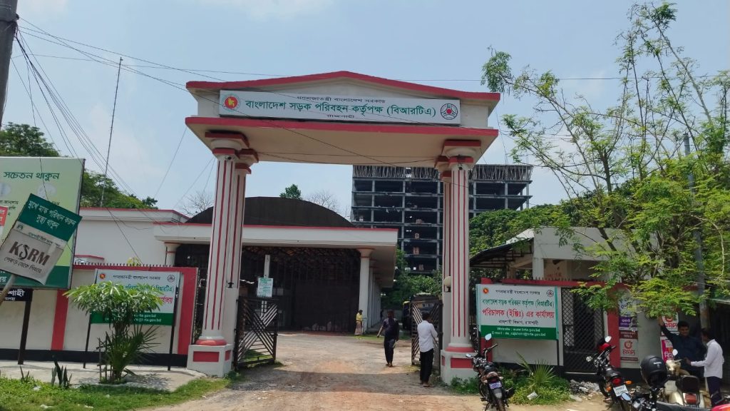 শোরুমেই মিলছে লাইসেন্সের ‘গোপন প্যাকেজ’, অভিযোগে তোলপাড়