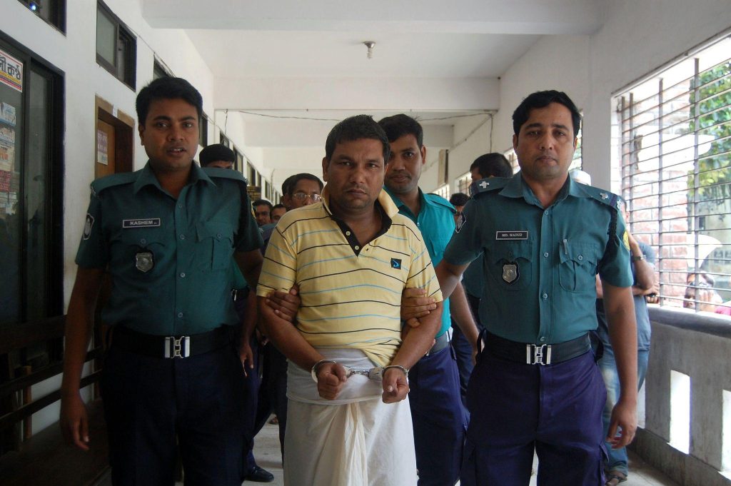 দরজার বাইরে মা, ভেতরে চলছিল হত্যাকাণ্ড: পুলিশের চাঞ্চল্যকর তথ্য