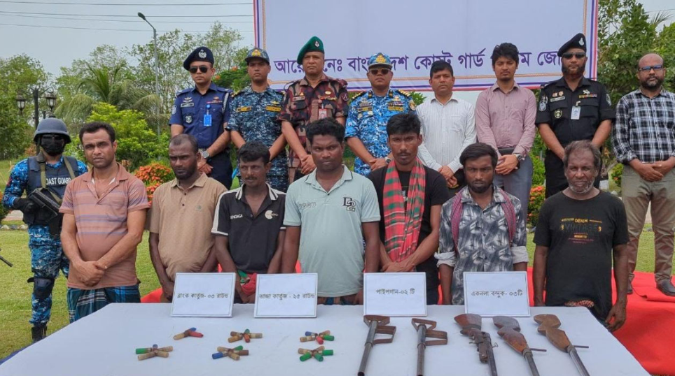 সুন্দরবনে কোস্ট গার্ডের কাছে আত্মসমর্পণ ছোট সুমন বাহিনীর