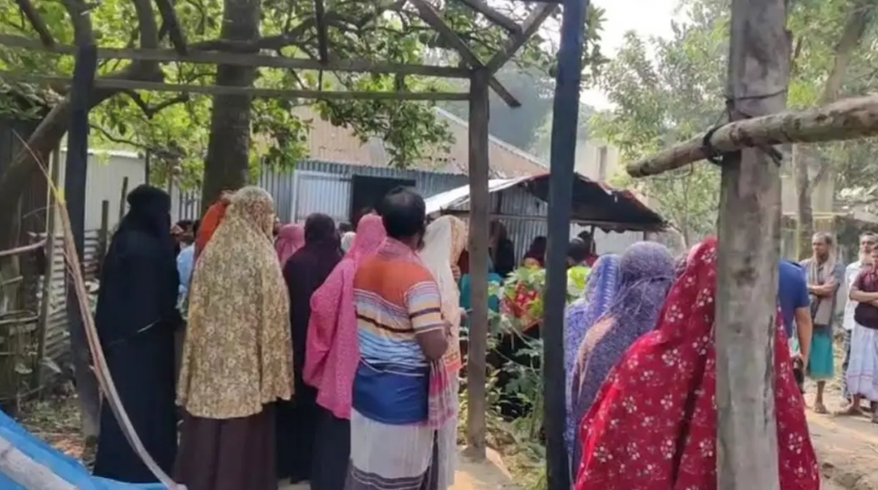 উল্লাপাড়ায় ঘরে ঢুকে বৃদ্ধকে কুপিয়ে হত্যা, স্ত্রী আহত
