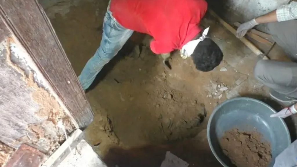 –মেয়েকে হত্যা করে ঘরেই পুঁতে রেখে ৭ মাস একসঙ্গে বসবাস