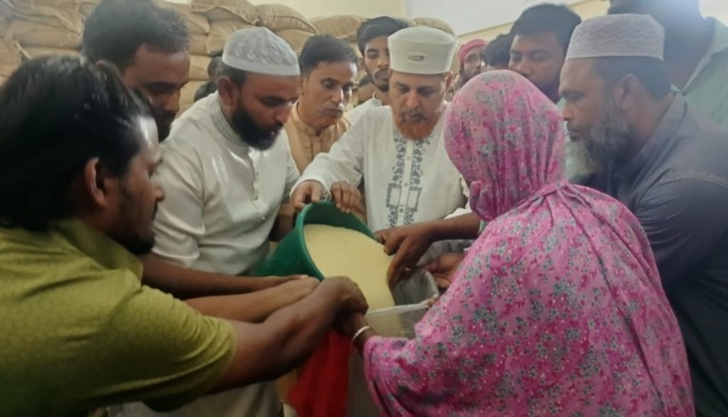 উল্লাপাড়ায় ঈদ উপলক্ষে ভিজিএফের চাল বিতরণ শুরু