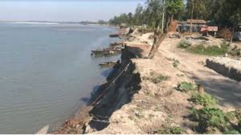 কুড়িগ্রামে নদীভাঙন তীব্র হুমকিতে শতাধিক পরিবার