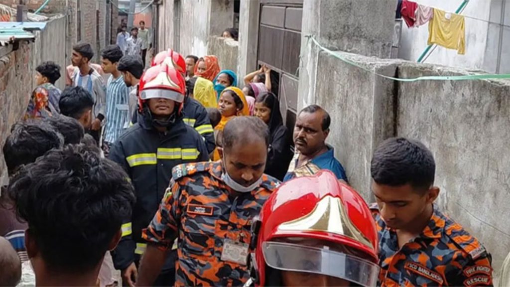 নারায়ণগঞ্জে গ্যাস লিকেজ থেকে ভয়াবহ বিস্ফোরণ দগ্ধ ৪ জন