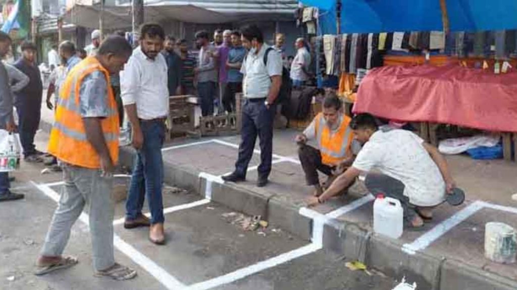 নীতিমালা ছাড়াই ঢাকায় হকার বসানো নিয়ে বাড়ছে বিতর্ক