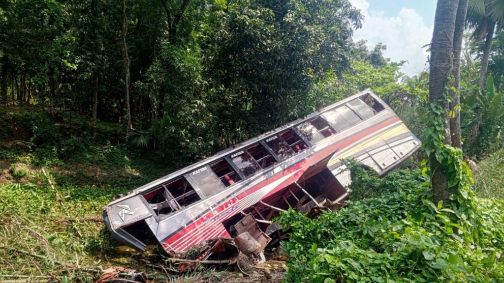বাউফলে বাস খাদে পড়ে নিহত ১ আহত একাধিক