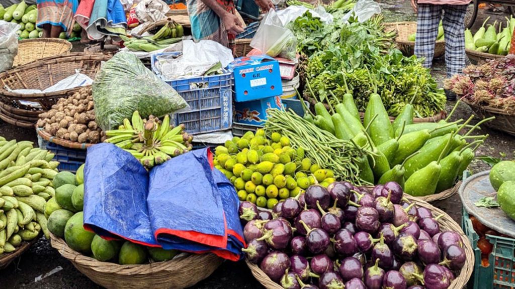 বৃষ্টিতে সবজির দাম বেড়ে ১০০ টাকা ছাড়াল