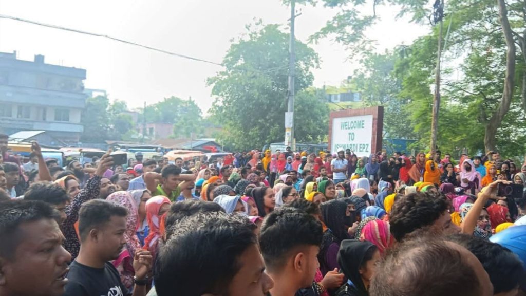ভাড়া বৃদ্ধির প্রতিবাদে ঈশ্বরদী ইপিজেডে শ্রমিক বিক্ষোভ