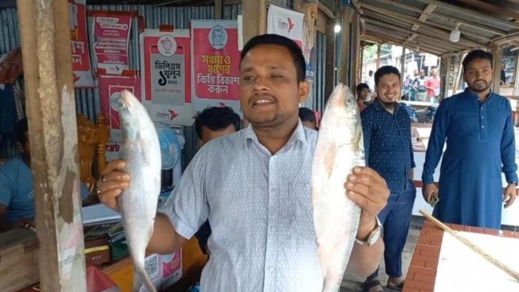 ভোলার মেঘনায় ২ রাজা ইলিশ ধরা বিক্রি ১০ হাজার টাকায়