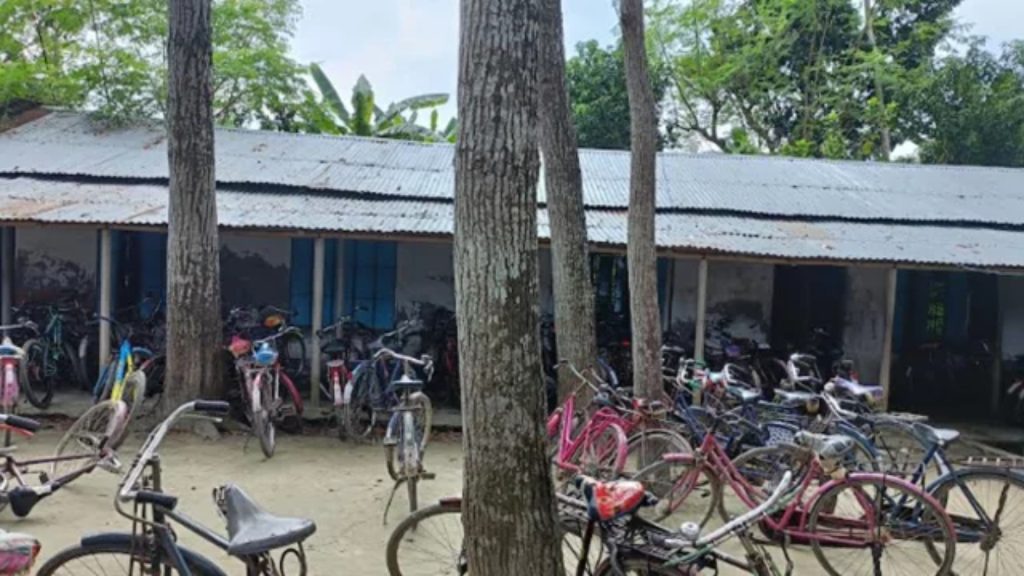 মাদ্রাসায় নেই পাকা শ্রেণিকক্ষ, আকাশে মেঘ দেখলেই বাজে ছুটির ঘণ্টা