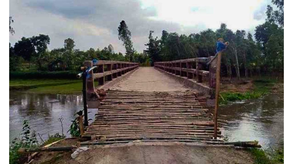 সংযোগ সড়কে ধস ঝুঁকি নিয়ে চলছে হাজারো মানুষের পারাপার