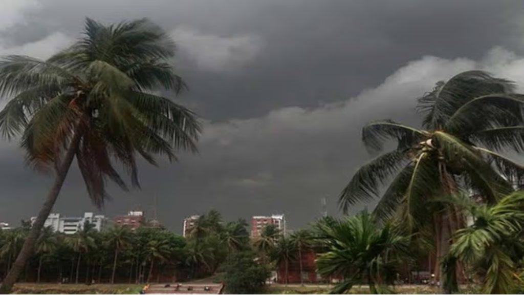১৩ জেলায় ঝড়ের আভাস, ঢাকায় ৬০ কিমি বেগে দমকা হাওয়া
