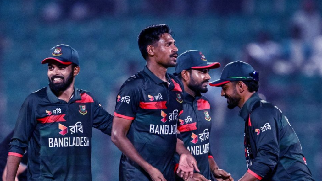 ২১ ওভারে অজিদের ৬ উইকেট পতন, শের-ই-বাংলায় তাণ্ডব টাইগারদের