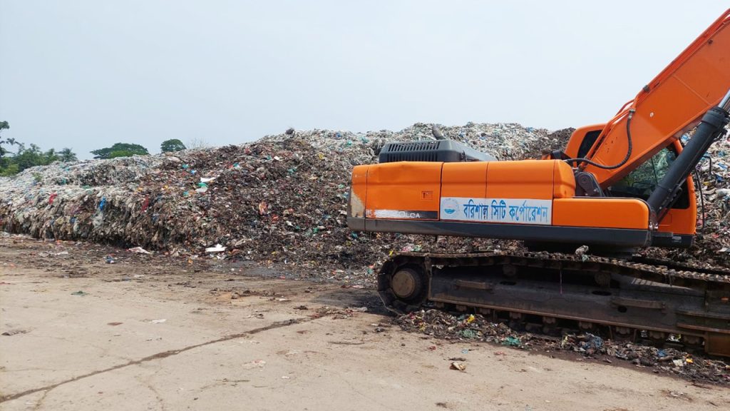 ময়লার ভাগাড়ের পাশে জীবন, মেয়ের বিয়েতে ভাড়া নিতে হয় অন্য বাসা