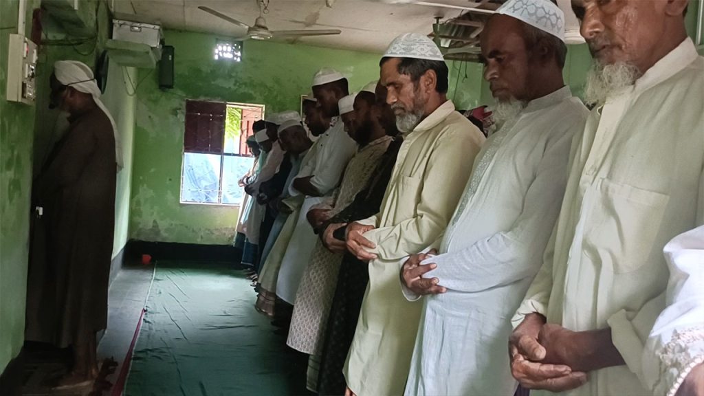 সীমান্তে উত্তেজনা, আর দুই দেশের মানুষ একসঙ্গে নামাজ পড়েন এই মসজিদে