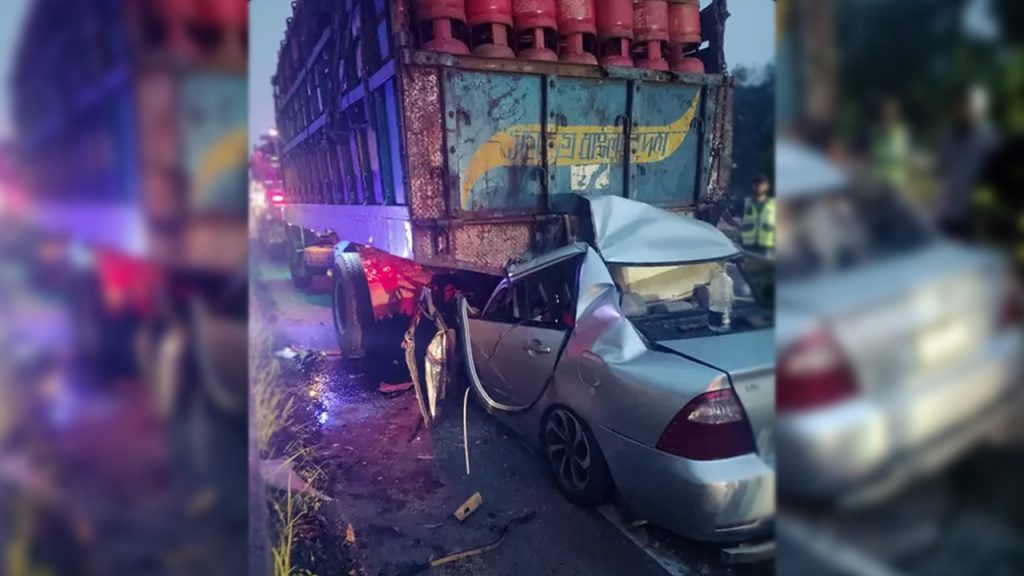 ফরিদপুরে দাঁড়িয়ে থাকা ট্রাকে প্রাইভেটকারের আঘাত, নিহত ৪