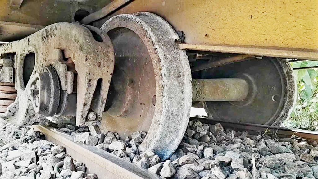 ঝিনাইদহে মালবাহী ট্রেনের বগি লাইনচ্যুত, খুলনার সঙ্গে রেল যোগাযোগ বন্ধ