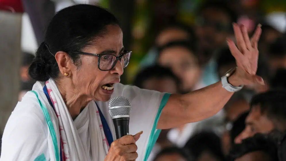মমতার বিস্ফোরক মন্তব্যে নতুন মোড়, হাদি হত্যা রহস্যে তোলপাড়
