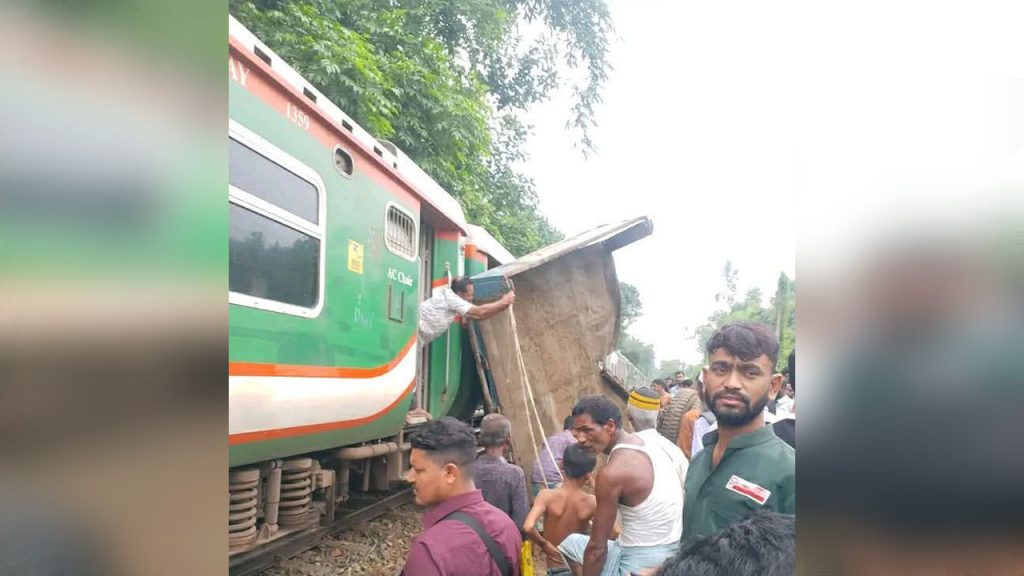 মিরসরাইয়ে ট্রাককে ধাক্কা ট্রেনের, সাময়িক বন্ধ ঢাকা-চট্টগ্রাম রেলপথ