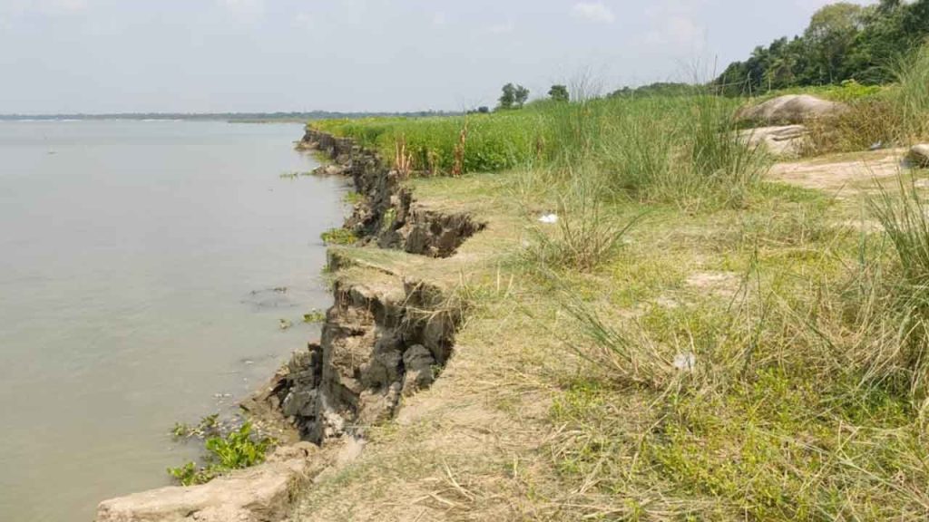 পদ্মার ভয়াল ভাঙনে ছোট হচ্ছে রাজবাড়ী, আতঙ্কে নদীপাড়ের মানুষ