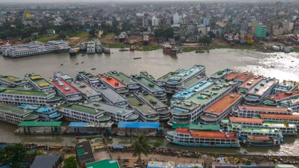 সদরঘাটের লঞ্চ শ্রমিকদের বিশ্বকাপ: কষ্টের ভেতর ফুটবলেই খুঁজে পান আনন্দ
