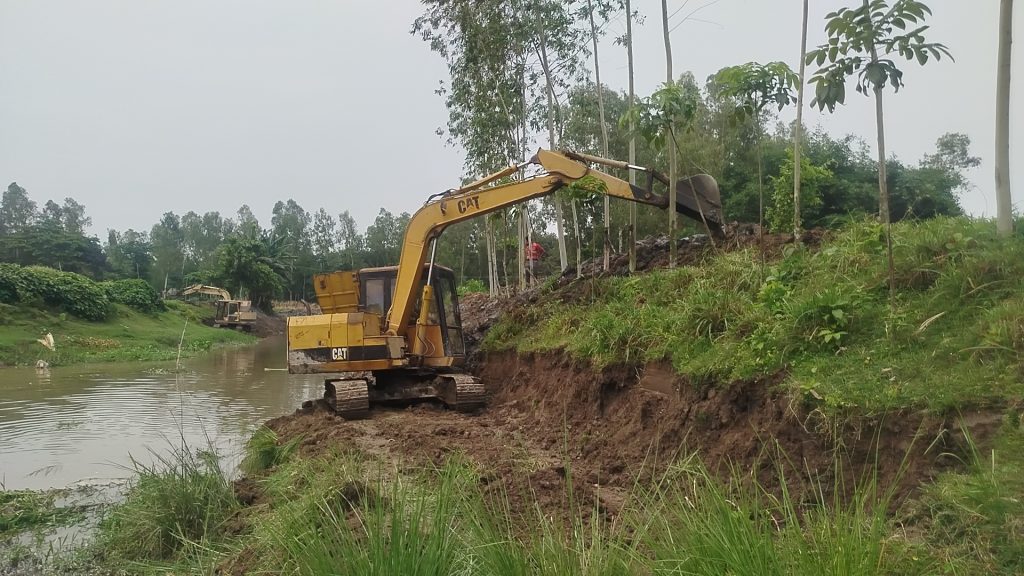 কাগজে ৫৯ শ্রমিক, বাস্তবে ভেকু দিয়ে খাল খনন নিয়ে উঠল বড় প্রশ্ন