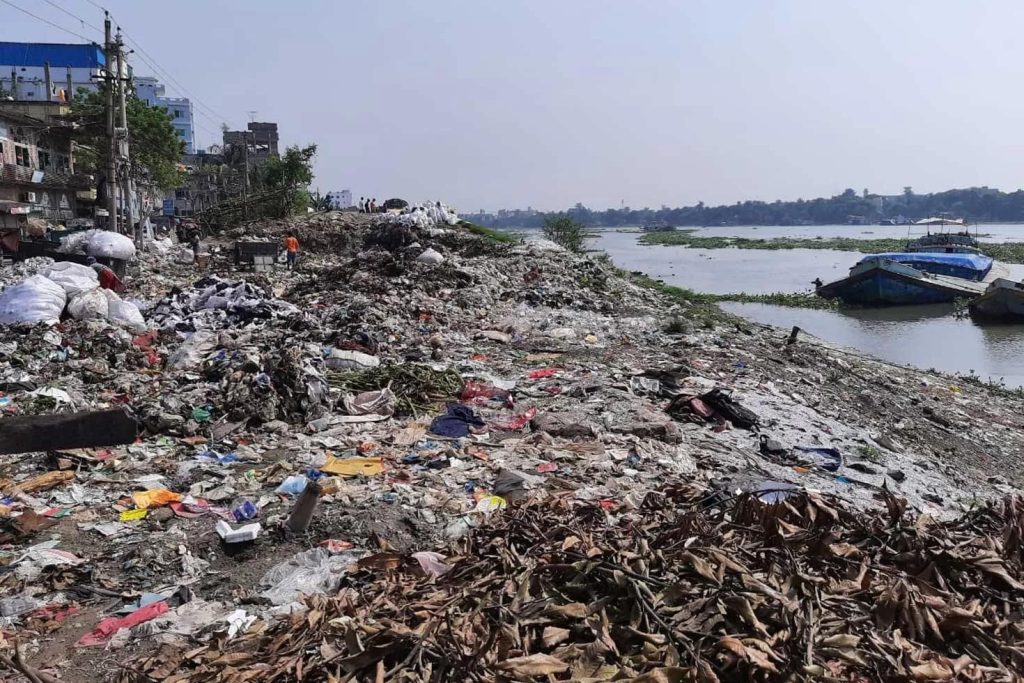 সাড়ে ১০ কোটি টাকার ল্যান্ডফিল ফাঁকা, নদীর পাড়ে জমছে ময়লার পাহাড়