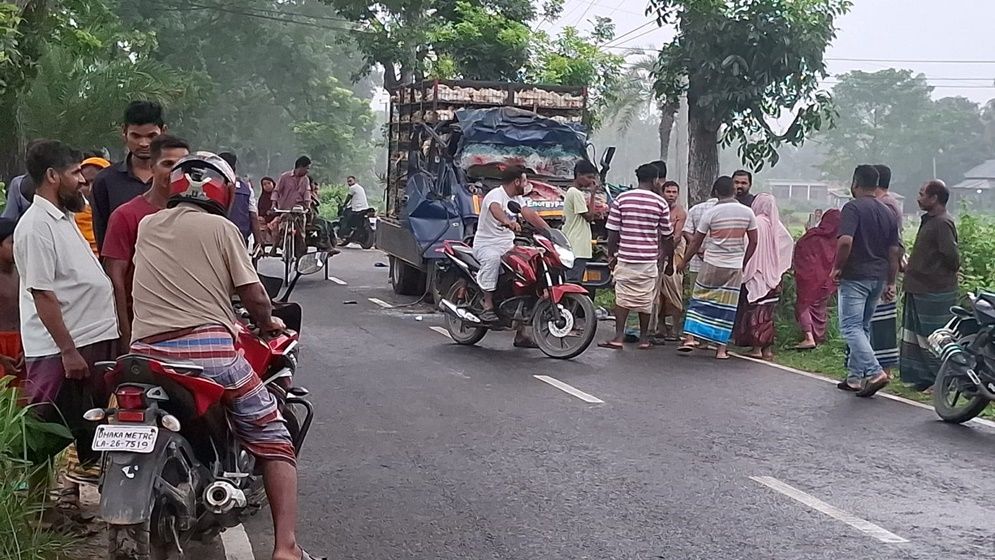 টাঙ্গাইলে ভয়াবহ সড়ক দুর্ঘটনা, ট্রাকের ধাক্কায় নিহত ৪