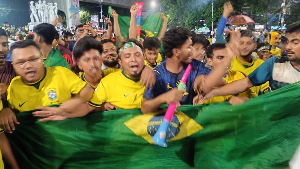 ‘হেক্সা’ না ‘সেভেন আপ’, বিশ্বকাপ উন্মাদনায় রাত জাগল টিএসসি