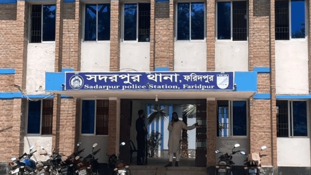 অবশেষে ফুলপুর উপজেলা স্বাস্থ্য কমপ্লেক্স থেকে বদলি সেই দুই সেকমো