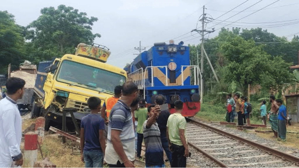 রেললাইনে উঠে গেল ট্রাক দুই ট্রেনের শিডিউল বিপর্যয়