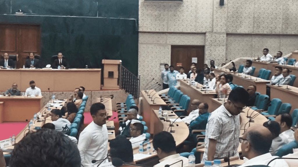 স্থাপত্যের নাম অপরিবর্তিত রাখার প্রতিবাদে সিনেট থেকে ডাকসু নেতাদের ওয়াকআউট