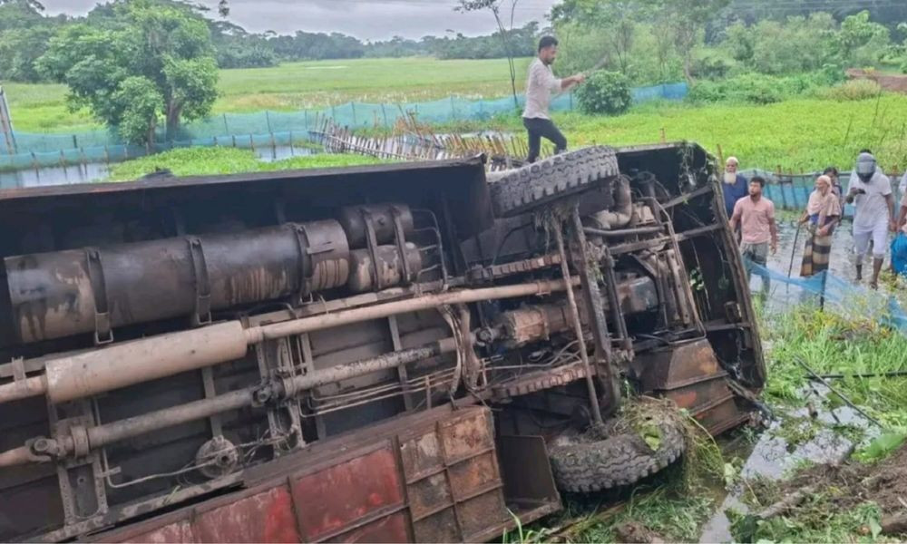 ঝালকাঠিতে যাত্রীবাহী বাস খাদে, সুপারভাইজার নিহত, আহত ১০