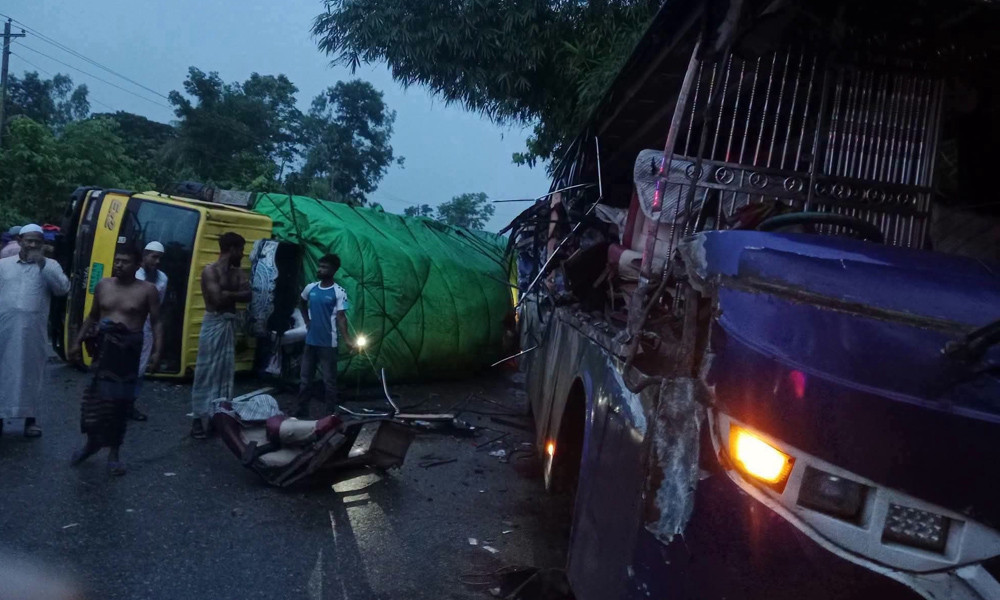 কুমিল্লায় বিকল ট্রাকে বাসের ধাক্কা, নিহত ১, আহত ১০