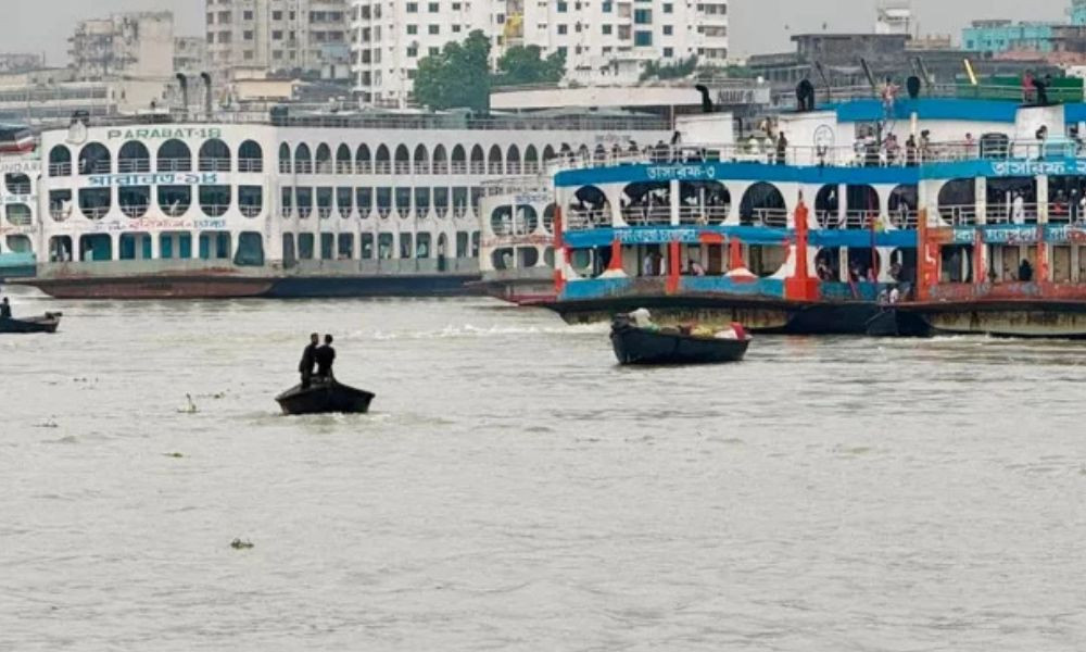সদরঘাটে লঞ্চের ধাক্কায় ট্রলারডুবি, নিখোঁজ ২