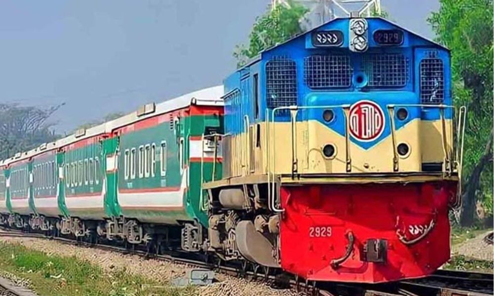 রাবি শিক্ষার্থীদের অবরোধে রাজশাহীর সঙ্গে সারা দেশের রেল যোগাযোগ বন্ধ