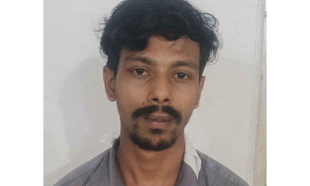 চলন্ত বাসে নারী শ্রমিককে ধর্ষণচেষ্টা, চালকের পর গ্রেপ্তার হেলপার