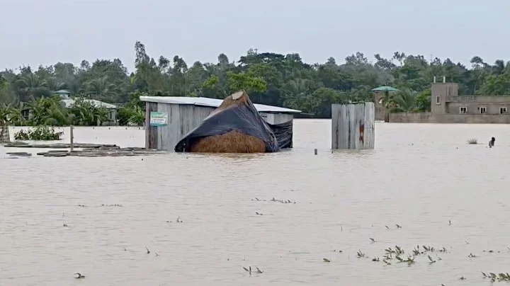 কক্সবাজারে বন্যার দুঃসহ বাস্তবতা, এখনো পানির নিচে ১৫০ গ্রাম