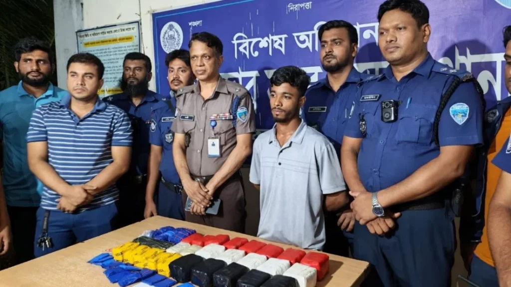 ঢাকাগামী বাসে ৯২ হাজার ইয়াবা উদ্ধার, গ্রেপ্তার হেল্পার