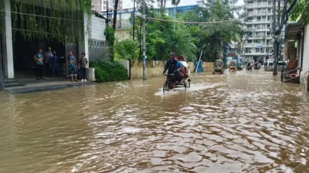 ১২ ঘণ্টায় ১২৯ মিমি বৃষ্টি, আবারও জলমগ্ন চট্টগ্রাম